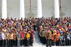 President Jokowi walks among participants of Aspiring Family Program (PKH)s Forces Jamboree, at the State Palace, Jakarta, Thursday (13/12). (Photo by: Jay/PR Division)