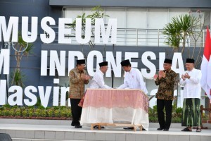 President Jokowi inaugurates Indonesian Islamic Museum K.H. Hasyim Asyari at Tebuireng, Jombang, East Java Province, Tuesday (18/12). (Photo: Presidential Secretariat)