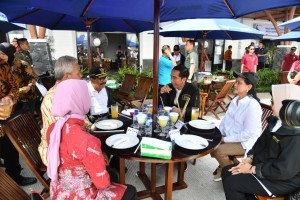President Jokowi and First Lady Iriana enjoy local culinary while resting in the Ngawi-Kertosono KM 597B Tol area, Thursday (20/12). (Photo by: Presidential Secretariat).