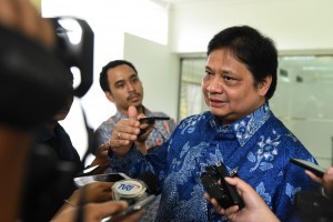 Minister of Industry Airlangga Hartarto responds to reporters questions after a limited meeting, at Presidential Office, Jakarta, Monday (14/1). (Photo by: Jay/ PR Division)