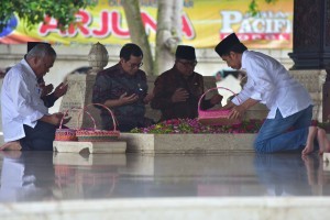 President Jokowi and a number of high ranking officials visit Bung Karnos grave in Blitar, East Java, Thursday (3/1). (Photo by: Oji/Public Relations Division)