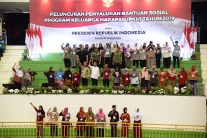 President Jokowi distributes the 2019 Family Hope Program (PKH), at the Ciracas Sports Center (GOR), East Jakarta, Thursday (10/1). (Photo by: Oji/Public Relations Division)