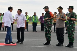 President Jokowi welcomed by Governor of Lampung Muhammad Ridho Ficardo at Radin Inten II Airport, South Lampung, Wednesday (2/1). (Photo by: Bureau of Press, Media and Information).