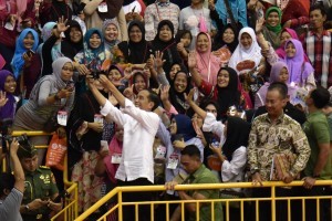 President Jokowi takes a wefie with PKH recipients, at the Ciracas Sports Hall (GOR), East Jakarta, Thursday (10/1). (Photo by: Oji/Public Relations Division)