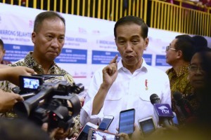 President Jokowi answers questions from the journalists after launching the 2019 Aspiring Family Program (PKH) at the Ciracas Sports Center, East Jakarta, Thursday (10/1) Photo by: Oji/PR.