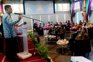 Deputy to Cabinet Secretary for Cabinet Work Support Thanon Aria Dewangga at the Dissemination of Functional Position of Translator at Novotel Makassar Hotel, South Sulawesi, Thursday (25/7). (Photo by: Rahmat/PR)