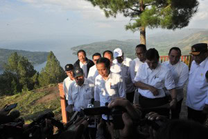 President Jokowi meets reporters after an inspection to Sipinsur Geosite, Parulohan Village, Paranginan District, Humbang Hasundutan Regency, Monday (29/7). (Photo by: JAY/PR)