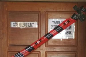 Kudus Regent Special Staff Room, Central Java, is sealed by the KPK following a sting operation against the Regent and 8 others, Friday (26/7). (Photo by IST)