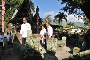 Presiden Jokowi didampingi Ibu Negara Iriana meninjau Kampung Adat Batu Persidangan di Kampung Huta Siallagan, Desa Ambarita, Kecamatan Simanindo, Kabupaten Samosir, Rabu (31/7) pagi. (Foto: JAY/Humas)