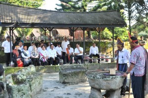 Presiden Jokowi dan Ibu Negara Iriana mendengarkan cerita tentang Kampung Persidangan, di di Kampung Huta Siallagan, Desa Ambarita, Kecamatan Simanindo, Kabupaten Samosir, Rabu (31/7) pagi.