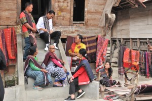 President Jokowi had a dialogue with residents during a visit to the village of Ulos, in Kampung Ulos Hutaraja, Lumban Village, Suhi Toruan, Pangururan District, Samosir Regency, Tuesday (30/7). (Photo by: Jay/PR)