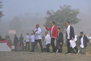 Presiden Jokowi mengunjungi kawasan Taman Wisata Salib Kasih, di Kabupaten Tapanuli Utara, Sumut, Selasa (30/7) pagi. (Foto: JAY/Humas)