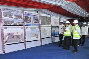 Presiden Jokowi mendapatkan penjelasan mengenai pembangunan Pelabuhan Muara, di Kab. Tapanuli Utara, Sumut, Senin (29/7) malam. (Foto: JAY/Humas)