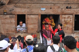 Presiden Jokowi didampingi Ibu Negara Iriana mengunjungi Rumah Adat Batak Samosir di Kampung Huta Raja, Desa Lumban Suhi-Suhi Toruan, Kecamatan Pangaruruan, Kabupaten Samosir, Selasa (30/7). (Foto: JAY/Humas)
