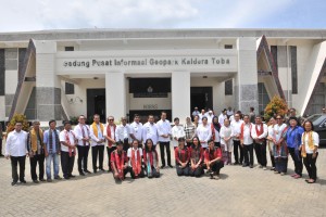President Jokowi accompanied by First Lady takes group photo with employees of Toba Caldera Geopark Management, at Samosir Regency, Wednesday (31/7). (Photo/ JAY/PR)