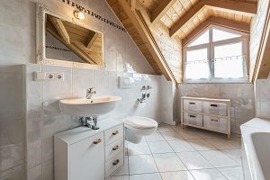 Badezimmer Keramik, Wand, Boden, Weiß, Holzdecke, Fenster