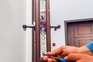 Türklinke-Tür-Schraubendreher-Tipp-zum-Bau Auch Türklinken sollten professionell eingebaut werden. Finden Sie auf Tipp zum Bau Ihren Türbauer.