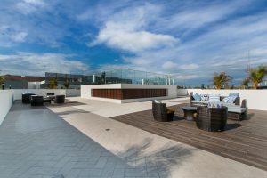 Dachterrasse mit zwei Sitzecken und Gartenmöbel.