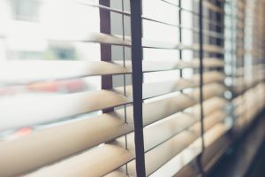 rollläden-jalousien-tipp-zum-bau Warum innenliegende Rollläden in Form von Jalousien sich besonders für Räume mit hoher Feuchtigkeitsentwicklung eignen, erfahren Sie bei Tipp-zum-Bau.