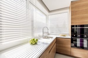 Passive-Kühlung-Hacks-Tipp-zum-Bau Moderne Küche mit weißen Fensterläden