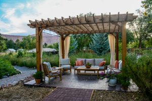 terrasse-tipp-zum-bau Innenhof mit Gartenmöbel unter einer Pergola.
