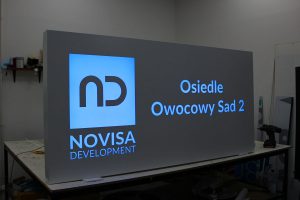 Kaseton podświetlany frezowany z dibondu białego