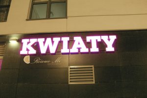 Charakterystyczne oznakowanie sieci kwiaciarni