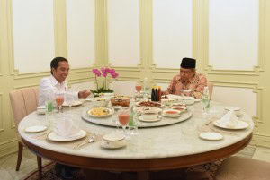 President Jokowi has lunch with the Chairman of PBNU K.H. Said Aqil Siraj, at the Merdeka Palace, Jakarta, on Wednesday (11/1) afternoon (Photo: JAY/PR)