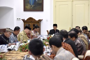 President Jokowi leads a limited meeting on Vocational Education at the Bogor Palace, West Java, on Thursday (16/11)