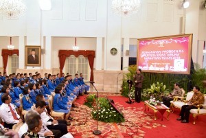 The atmosphere when President Jokowi received 365 class XI students Batch 27 Taruna Nusantara Senior High School Magelang, at the State Palace, Jakarta, Monday (9/4). (Photo by: Public Relations/Oji)