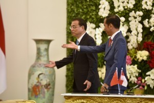 President Jokowi welcomes PM of China Li Keqiang at Bogor Presidential Palace, West Java, on Monday (7/5). (Photo by: OJI/Public Relations).