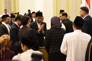 President Jokowi welcomes the guests from friendly countries at the commemoration of Prophet Muhammads birthday, at Bogor Palace, Wednesday (21/11). (Photo: Anggun/PR)