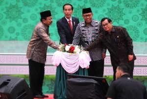 President Jokowi accompanied by Cabinet Secretary, East Java Governor, and Rector of Unisma inaugurated Unisma New Building, in Malang, East Java, Thursday (29/3). (Photo: Rahmat/Public Relations).