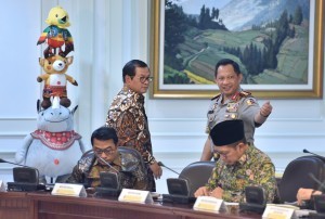 The Indonesian National Police Chief General Tito Karnavian converses with Cabinet Secretary Pramono Anung, prior to Limited Cabinet Meeting, at the Presidential Office, Jakarta, Tuesday (22/5). (Photo: JAY/PR)