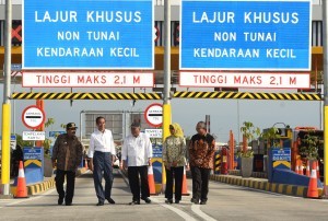 President Jokowi accompanied by a number of officials when inaugurating the Gempol - Pasuruan toll road, at Pasuruan Toll Gate, East Java, Friday (22/6) afternoon. (Photo by: Oji /Public Relations Division)