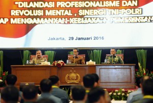 Presiden Jokowi, didampingi Panglima TNI dan Kapolri, saat membuka Rapat Pimpinan TNI-Polri Tahun 2016, di Auditorium PTIK, Jakarta, Jumat (29/1). (Foto:Humas/Jay)