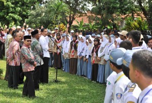 President Jokowi receives representatives of Student Organization (OSIS) across Majalengka at Dirgantara Park, Majalengka, West Java (24/5). (Photo by: Jay/Public Relations).