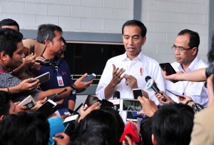 President Jokowi answers questions from the journalists after meeting with online ojek drivers at JI Expo, Kemayoran , Jakarta, Saturday (12/1). Photo by: Jay/PR.