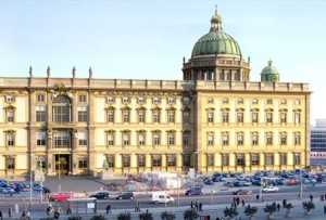 mit Kuppel Das wiederaufgebaute Berliner Stadtschloss mit Kuppel (Computersimulation) / Bild: Wikipedia/eldaco