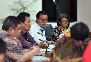 Cabinet Secretary and State Apparatus Empowerment and Bureaucratic Reform Minister in the Exit Meeting of SAKIP Evaluation at the 4th Floor Meeting Room, Building III of Kemensetneg, Jakarta, Thursday (21/12). (Photo: PR/Agung).