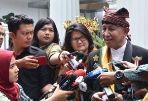 King Babau of NTT Jan Christofer Benjamin answers reporters question after accompanying the Kings and Sultans with President Jokowi, at the Bogor Presidential Palace, West Java, on Thursday afternoon (4/1). (Photo: OZI/PR)