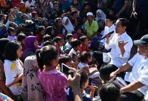 President Jokowi listens to complaints from displaced residents of earthquake disaster, North Lombok Regency, West Nusa Tenggara, Tuesday (14/8). (Photo by: Presidential Secretariat)