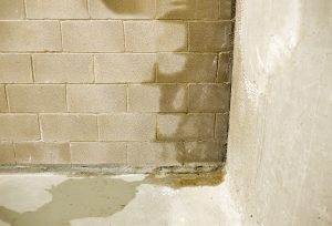 Regenwasserlecks an der Wand verursachen in Kellern ohne Kellerwanne im NeubauSchäden.
