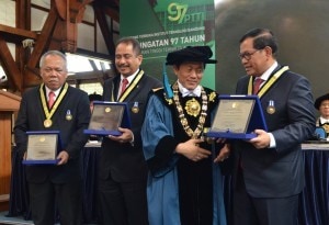 Cabinet Secretary Pramono Anung receives Ganesa Prajamanggala Bakti Adiutama Award from ITB, Thursday (24/8) morning (Photo: JAY/PR)