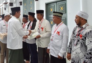 President Jokowi hands over waqf land certificates at the Baiturrahman Mosque, Banda Aceh, Friday (14/12). Photo by: BPMI.