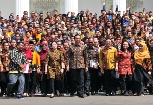 President Jokowi in a group photo with participants of PKH Resource Jamboree, at the State Palace, Jakarta, Thursday (13/12). (Photo by: Jay/Public Relations Division)