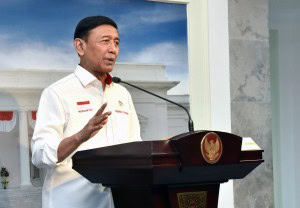 Coordinating Minister for Political, Legal, and Security Affairs Wiranto delivers Limited Cabinet Meetings results, at the Presidential Office, Jakarta, on Tuesday (22/5). (Photo by: Jay/Public Relations)