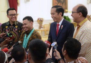 President Jokowi, Minister of Youth and Sports Imam Nahrawi and General Chairman of PABBSI Rosan P. Roeslani accompany Eko Yuli answering the reporters questions, at the Merdeka Palace, Jakarta, Thursday (8/11). (Photo by: Rahmat/Public Relations)