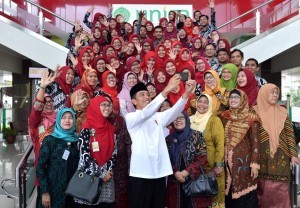 President Jokowi poses for a wefie when visiting Aisyiyah University of Yogyakarta (Unisa) at Mlangi Village, Sleman Regency, Thursday (6/12). (Photo by: BPMI)