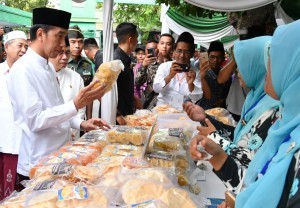 President Jokowi visits a food stall during the inauguration of Micro Waqf Banks at Mamba'ul Maarif Denanyar, Jombang, East Java (18/12). Photo by: BPMI